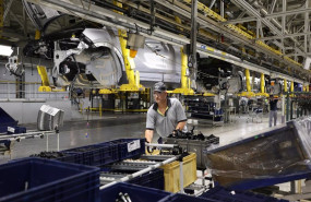ep archivo un trabajador en la planta de stellantis a 14 de octubre de 2022 en zaragoza aragon ep archivo un trabajador en la planta de stellantis a 14 de octubre de 2022 en zaragoza aragon