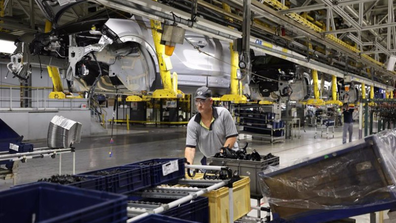 Archivo - Un trabajador en la planta de Stellantis, a 14 de octubre de 2022, en Zaragoza, Aragón (España). La planta de Zaragoza del grupo automovilístico Stellantis se consolida como la planta de automoción española con más energías renovables para autoc | Fabián Simón - Europa Press - Archivo ep archivo un trabajador en la planta de stellantis a 14 de octubre de 2022 en zaragoza aragon