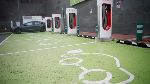 ep archivo   un vehiculo en un punto de carga en una electrolinera en lugo galicia espana