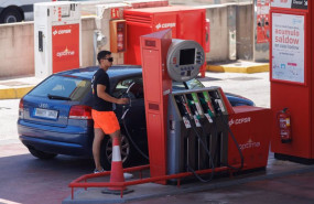 ep archivo   una persona reposta en una gasolinera a 14 de julio de 2023 en madrid espana