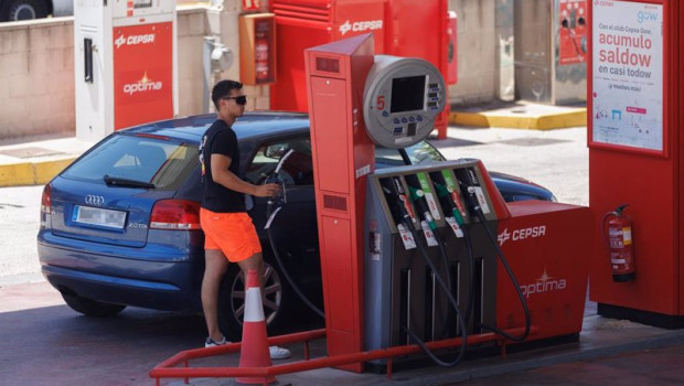 ep archivo   una persona reposta en una gasolinera a 14 de julio de 2023 en madrid espana