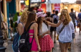 ep archivo unas turistas se fotografian con el movil a 15 de julio de 2023 en palma mallorca ep archivo unas turistas se fotografian con el movil a 15 de julio de 2023 en palma mallorca