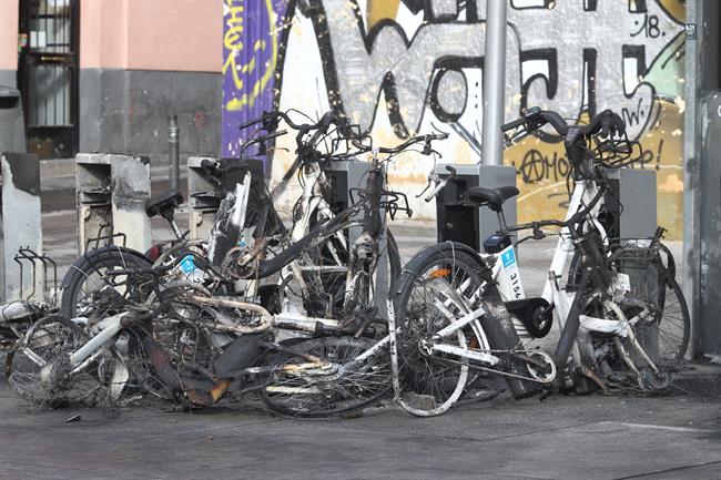 Bicicletas de BiciMad destrozadas en Lavapiés (Madrid) tras los disturbios | EUROPA PRESS ep bicicletasbicimad destrozadaslavapies madrid trasdisturbios