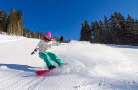 ep chica practicando snowboard