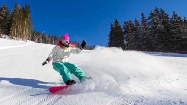 ep chica practicando snowboard