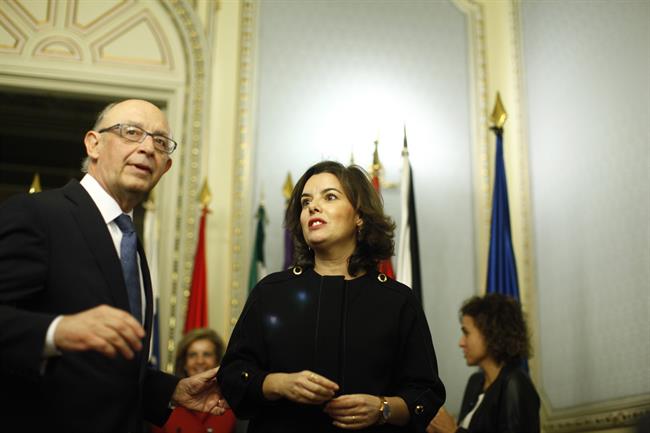 Cristóbal Montoro realiza el traspaso de competencias territoriales a Santamaría | EUROPA PRESS ep cristobal montoro realizatraspasocompetencias territorialessantamaria