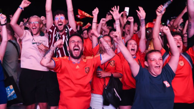 ep decenas de aficionados se concentran para ver la final en el puente del rey a 14 de julio de 2024