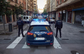 ep dos agentes de la policia nacional junto a su coche
