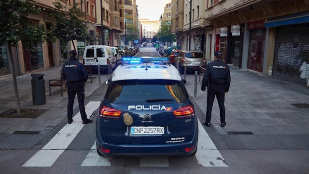 ep dos agentes de la policia nacional junto a su coche