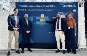 ep el alcalde de el puerto de santa maria german beardo el director de la planta de airbus cadiz