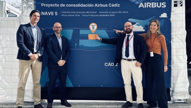 ep el alcalde de el puerto de santa maria german beardo el director de la planta de airbus cadiz