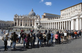 ep el papa retransmitio el angelus por streming el pasado domingo con pantallas en la plaza de san