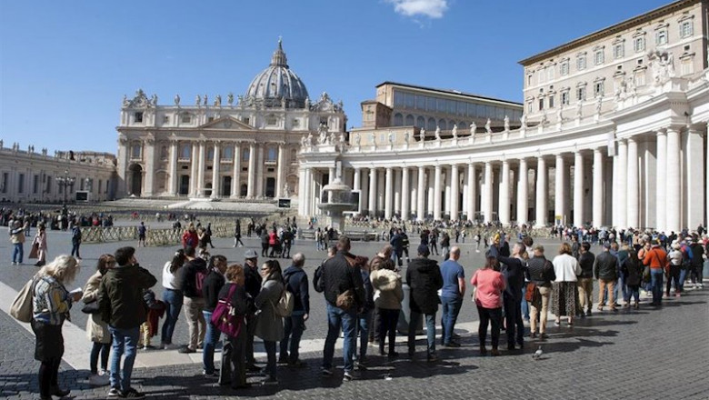 ep el papa retransmitio el angelus por streming el pasado domingo con pantallas en la plaza de san