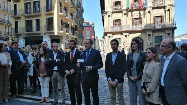 ep el presidente del pp pablo casado y el presidente de upn javier esparza en la plaza del