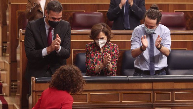 ep el presidente pedro sanchez y los vicepresidentes carmen calvo y pablo iglesias aplauden a la ep el presidente pedro sanchez y los vicepresidentes carmen calvo y pablo iglesias aplauden a la