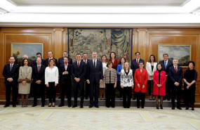 ep el rey felipe vi priemera fila 7i posa en una fotos de familia junto a los mimebros del gobierno