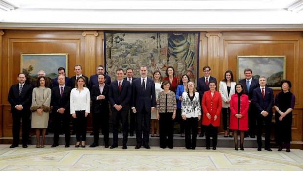 ep el rey felipe vi priemera fila 7i posa en una fotos de familia junto a los mimebros del gobierno