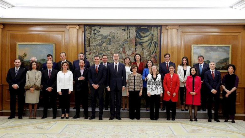 El Rey Felipe VI (priemera fila 7i), posa en una fotos de familia junto a los mimebros del gobierno de coalición de PSOE y Unidas Podemos, tras la jura del cargo de los ministros, en el Palacio de la Zarzuela de Madrid, a 13 de enero de 2020. | Pool ep el rey felipe vi priemera fila 7i posa en una fotos de familia junto a los mimebros del gobierno