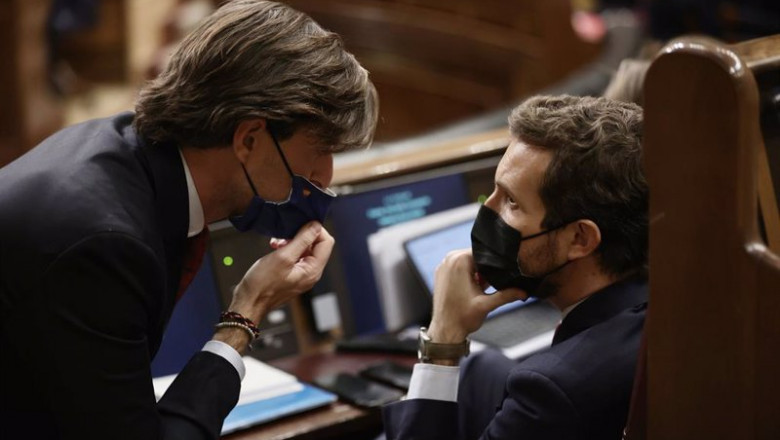 ep el vicesecretario de comunicacion del pp pablo montesinos i conversa con el lider del pp pablo
