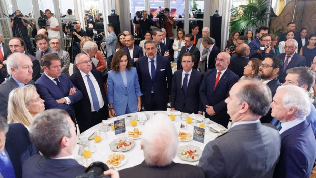 ep en el centro la presidenta de la comunidad de madrid isabel diaz ayuso el presidente de la camara