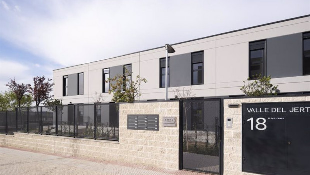 ep fachada principal de la promocion industrializada gaetana de aedas homes en torrejon de arzoz