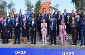 ep foto de familia de los asistentes tras la reunion informal de ministros de economia en el marco