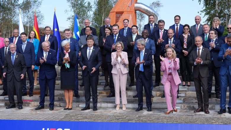 ep foto de familia de los asistentes tras la reunion informal de ministros de economia en el marco ep foto de familia de los asistentes tras la reunion informal de ministros de economia en el marco