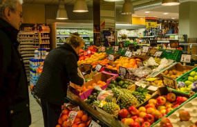 ep gente comprando fruta y frescos