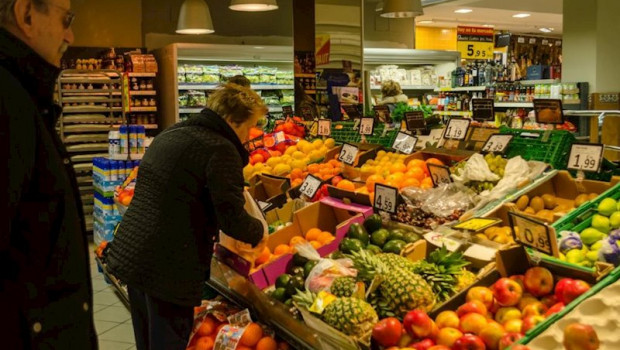 ep gente comprando fruta y frescos