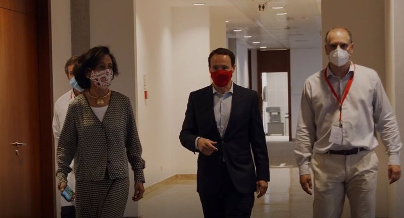 La presidenta del Banco Santander, Ana Botín, visita la Ciudad del Grupo Santander, en Boadilla del Monte, el día en el que se ha comenzado a vacunar en estas instalaciones de la entidad en Madrid. | BANCO SANTANDER ep la presidenta del banco santander ana botin visita la ciudad del grupo santander en boadilla del