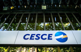 ep logo de cesce en uno de sus edificios
