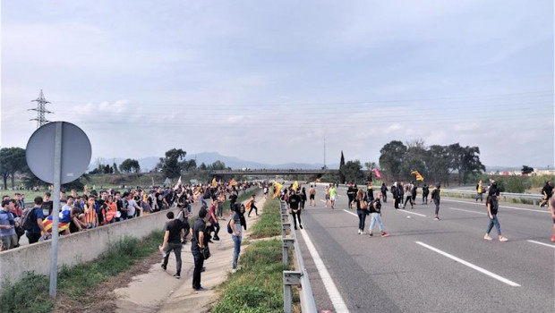 ep manifestantes cortan la ap-7 a la altura de girona en protesta por la sentencia del tribunal