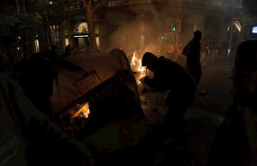 ep manifestantes queman contenedores en la cuarta jornada de protestas en barcelona contra la