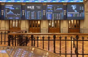 ep paneles de valores del ibex 35 en el palacio de la bolsa de madrid a 10 de octubre de 2023 en