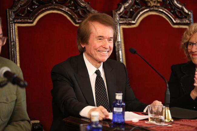 Raphael en el acto en el que fue nombrado Hijo Adoptivo de Madrid. | Europa Press - Archivo ep raphaelactoquenombrado hijo adoptivomadrid