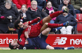 ep salah es objeto de falta durante el liverpool-bournemouth