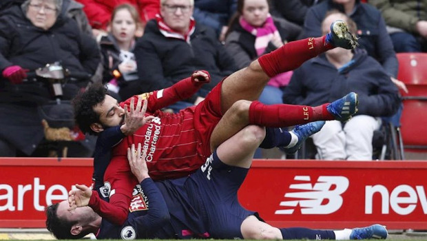 ep salah es objeto de falta durante el liverpool-bournemouth