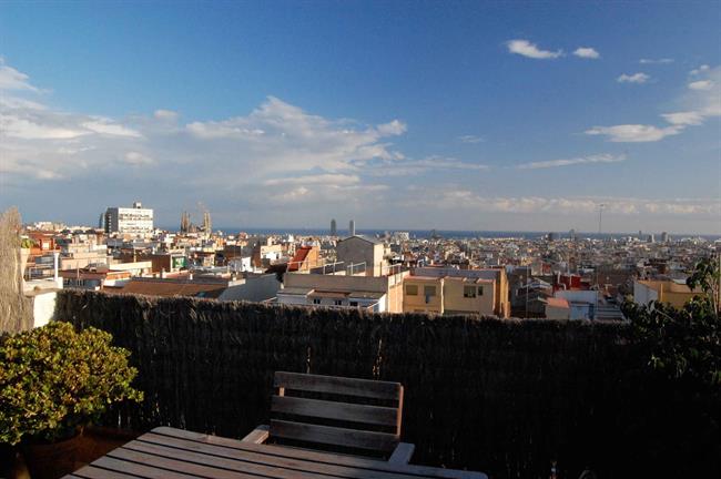 Terraza de un piso de Barcelona inscrito en Intercambiocasas | INTERCAMBIOCASAS ep terrazaun pisobarcelona inscritointercambiocasas