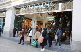 ep transeuntes pasan al lado del primark de gran via en madrid espana