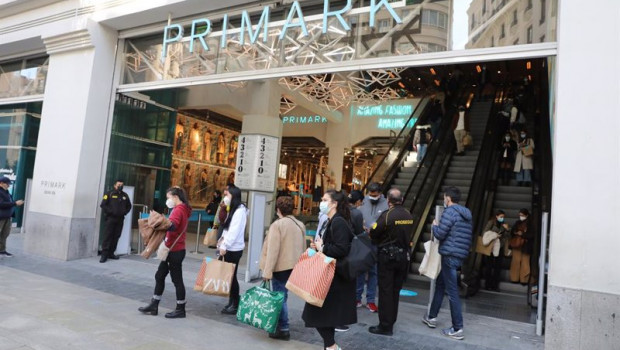 ep transeuntes pasan al lado del primark de gran via en madrid espana