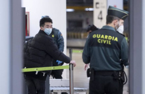 ep un agente de guradia civil con un pasajero que llega al aeropuerto adolfo suarez madrid barajas ep un agente de guradia civil con un pasajero que llega al aeropuerto adolfo suarez madrid barajas