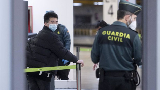 ep un agente de guradia civil con un pasajero que llega al aeropuerto adolfo suarez madrid barajas