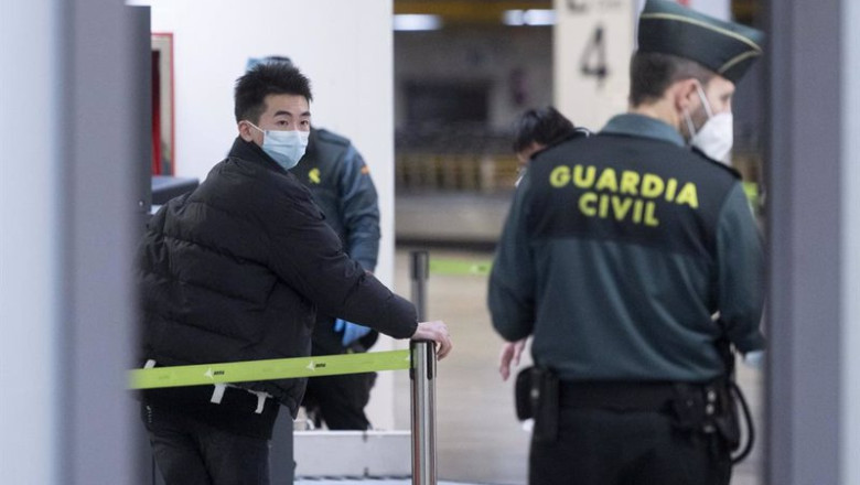 ep un agente de guradia civil con un pasajero que llega al aeropuerto adolfo suarez madrid barajas ep un agente de guradia civil con un pasajero que llega al aeropuerto adolfo suarez madrid barajas