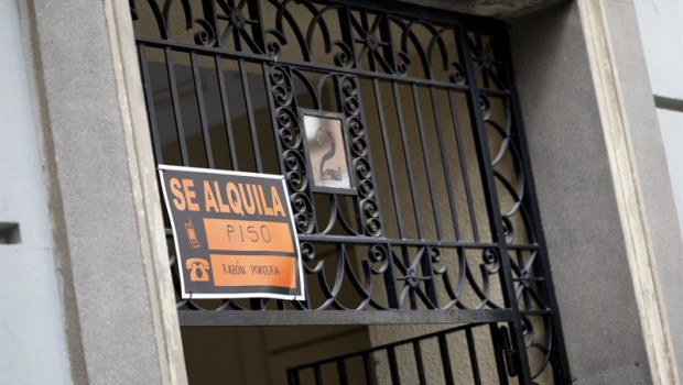 ep un cartel anunciando el alquiler de un piso ep un cartel anunciando el alquiler de un piso