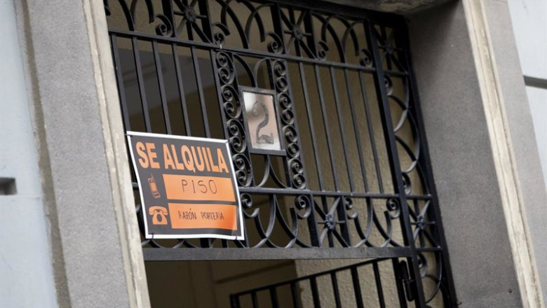ep un cartel anunciando el alquiler de un piso