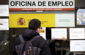 ep un joven ante un oficina de empleo