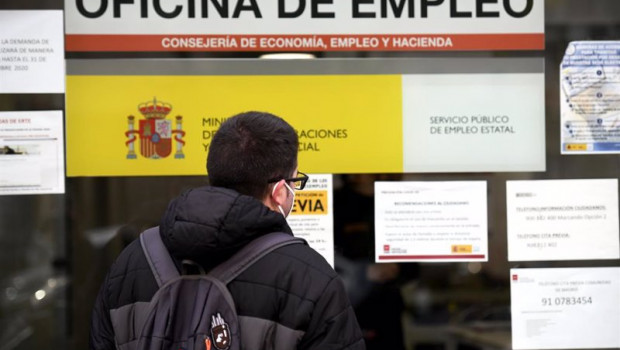 ep un joven ante un oficina de empleo