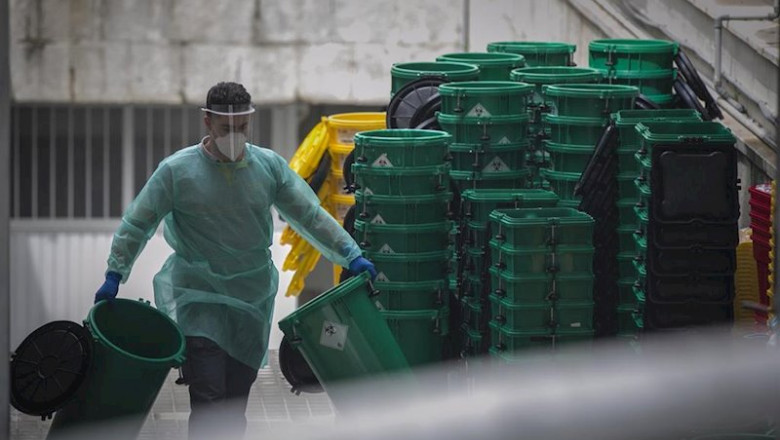 ep un trabajador sanitario apila cubetas de residuos en el hospital virgen macarena durante el dia