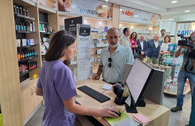 ep una farmaceutica atiende a un usuario durante la presentacion de la receta electronica concertada