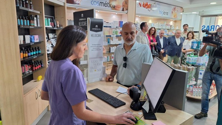 ep una farmaceutica atiende a un usuario durante la presentacion de la receta electronica concertada